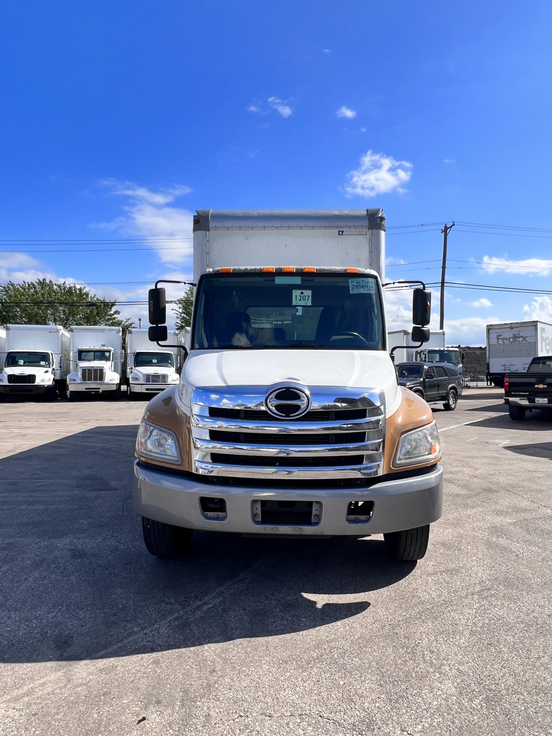 The Battle of Engine Oils: Which One Reigns Supreme for Your Box Truck Engine