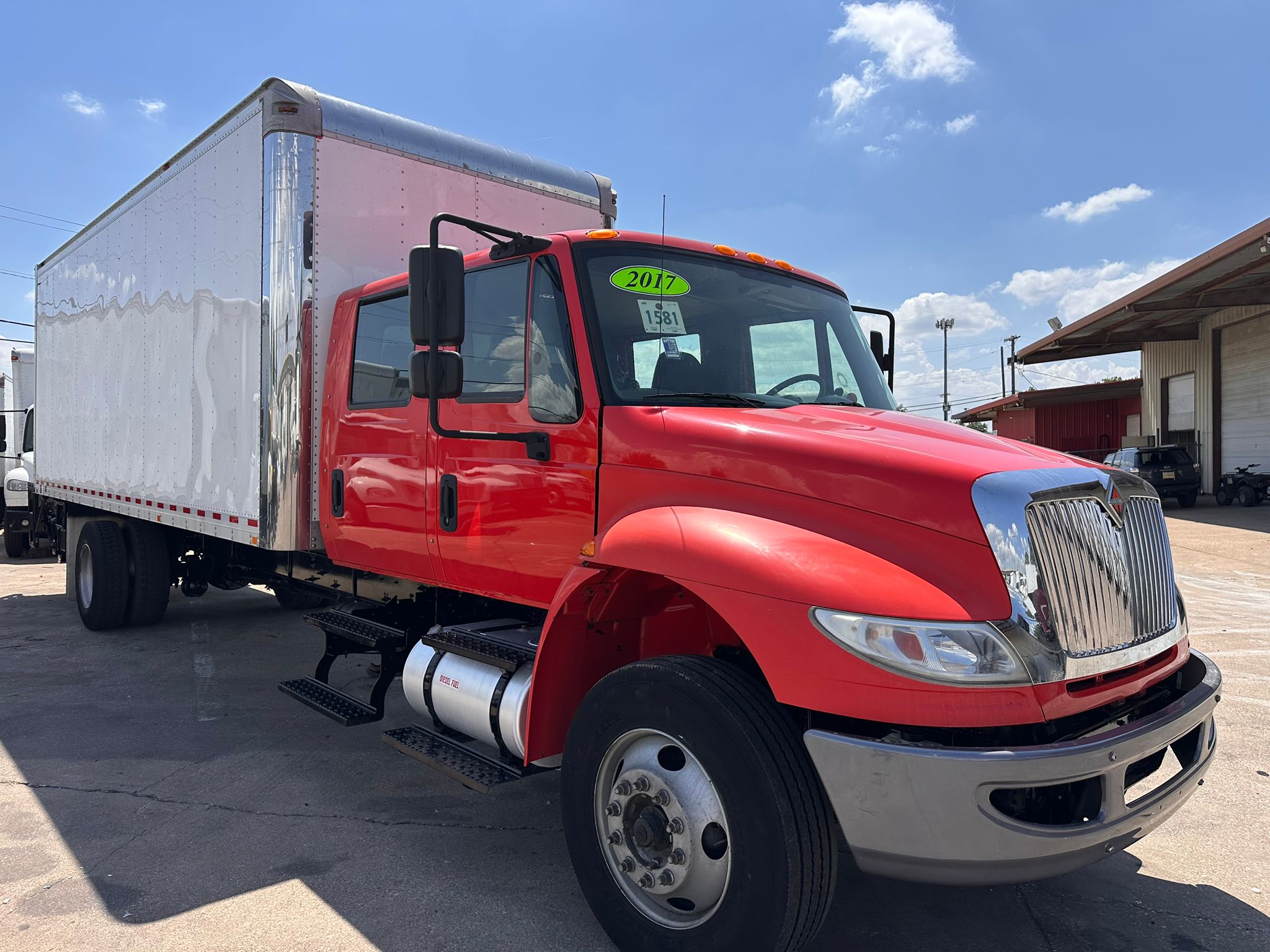 Comparing Box Truck Makes: International, Freightliner, Hino, and Kenworth - Which One is Right for You?